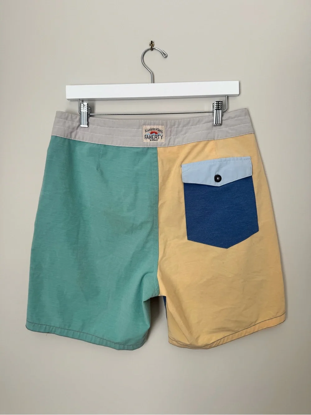 Faherty Fun Board short in Sumer Mix - 31